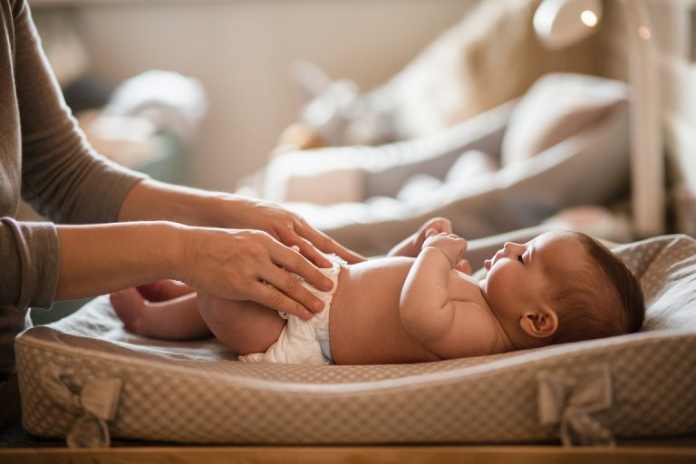 Crème de change ou liniment : quelle est la meilleure option pour bébé ?